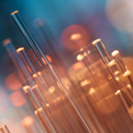 Prysmian Group alcanza un nuevo récord de velocidad de 1 Petabit por segundo en la transmisión de datos por fibra óptica, 5,7 veces más que la velocidad anterior (fibra monomodo)